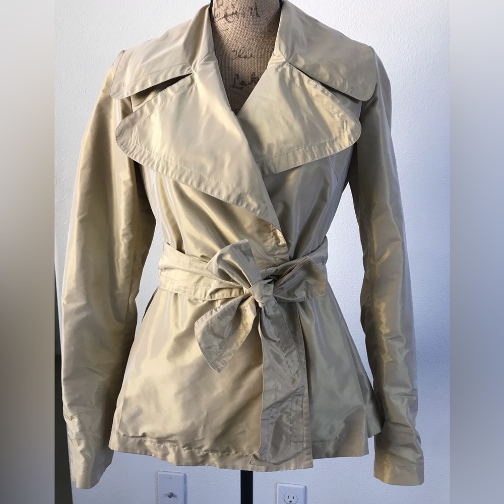 Glamorous Champagne colored Burberry trench coat